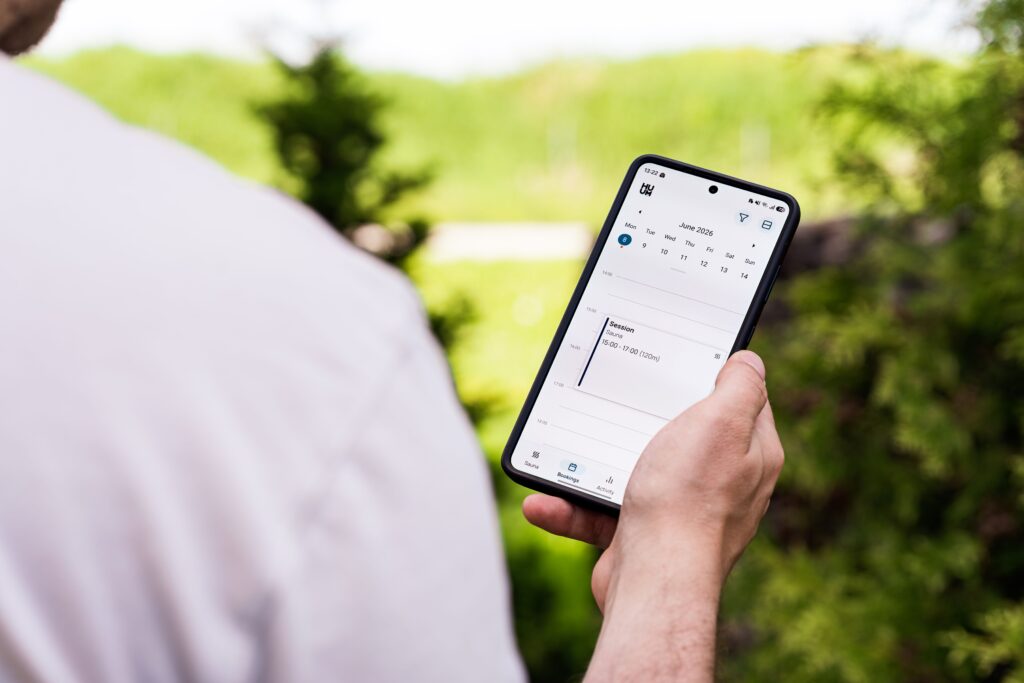 Persona con su celular reservando turno con odontologo fuera del horario comercial en una agenda digital
