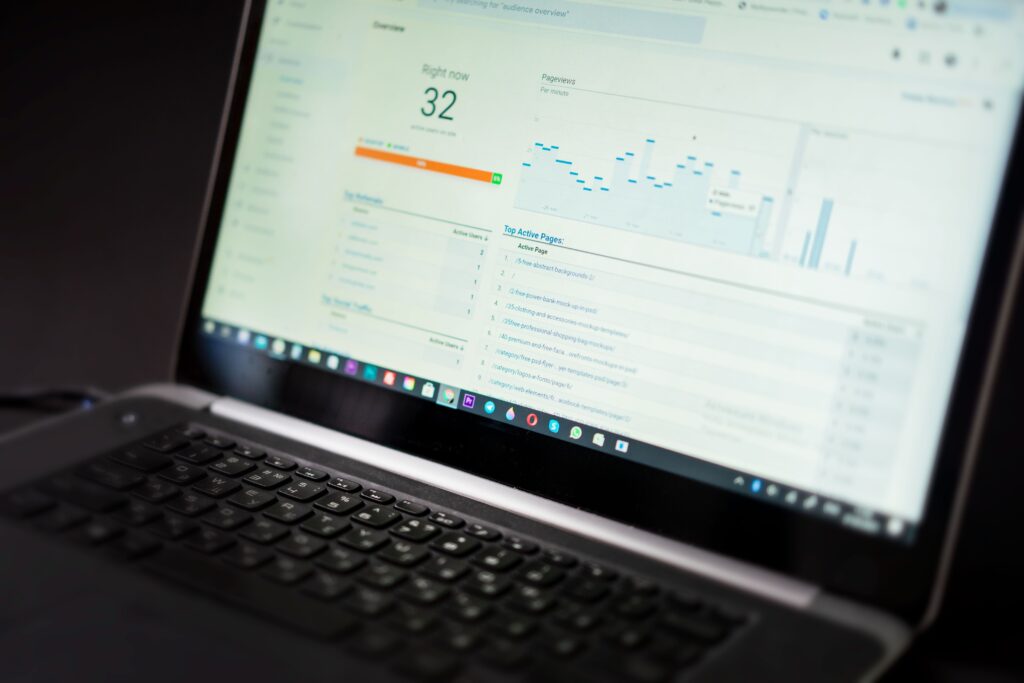 métricas de marketing y retorno de inversión en una tablet, simbolizando la toma de decisiones basada en datos reales para mejorar la rentabilidad.